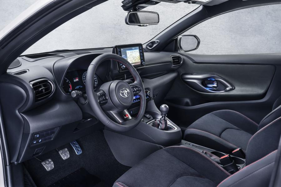 Интерьер Toyota GR Yaris 2020 года  (WW) (фото 6 из 13)